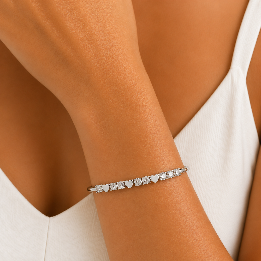 Pulseira Bracelete Pedras e Corações Lisos Folheado a prata com Zircônias Fecho Click