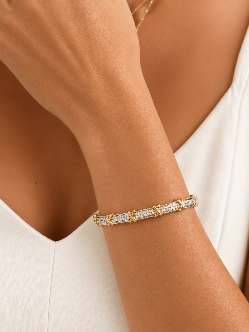 Pulseira Bracelete 2 Linhas de Pedras e X Banhado a Ouro 18k e Banho de Ródio com Zircônias Fecho Click