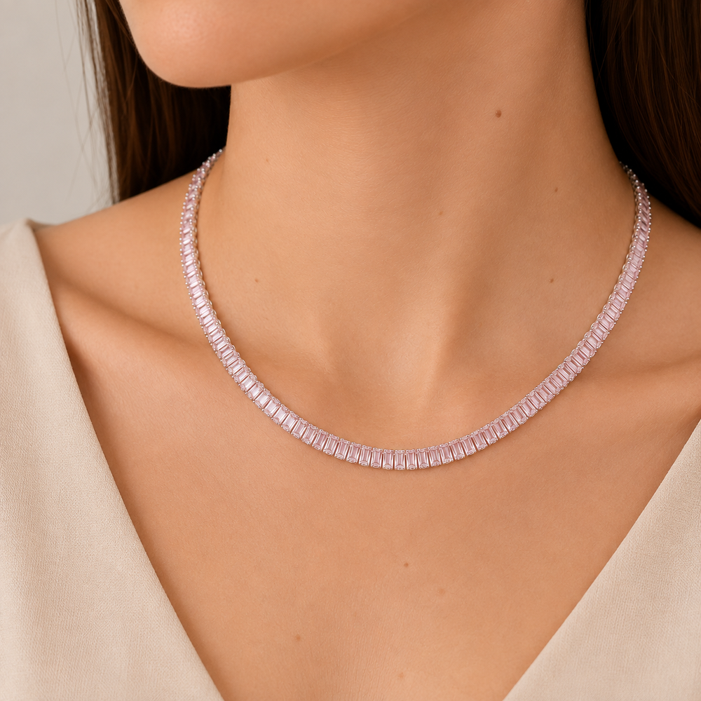 Colar Choker Riviera Baguete Rosa (6mm) Folheada a Prata com Zircônias Rosas Fecho Dobrável - 45 cm
