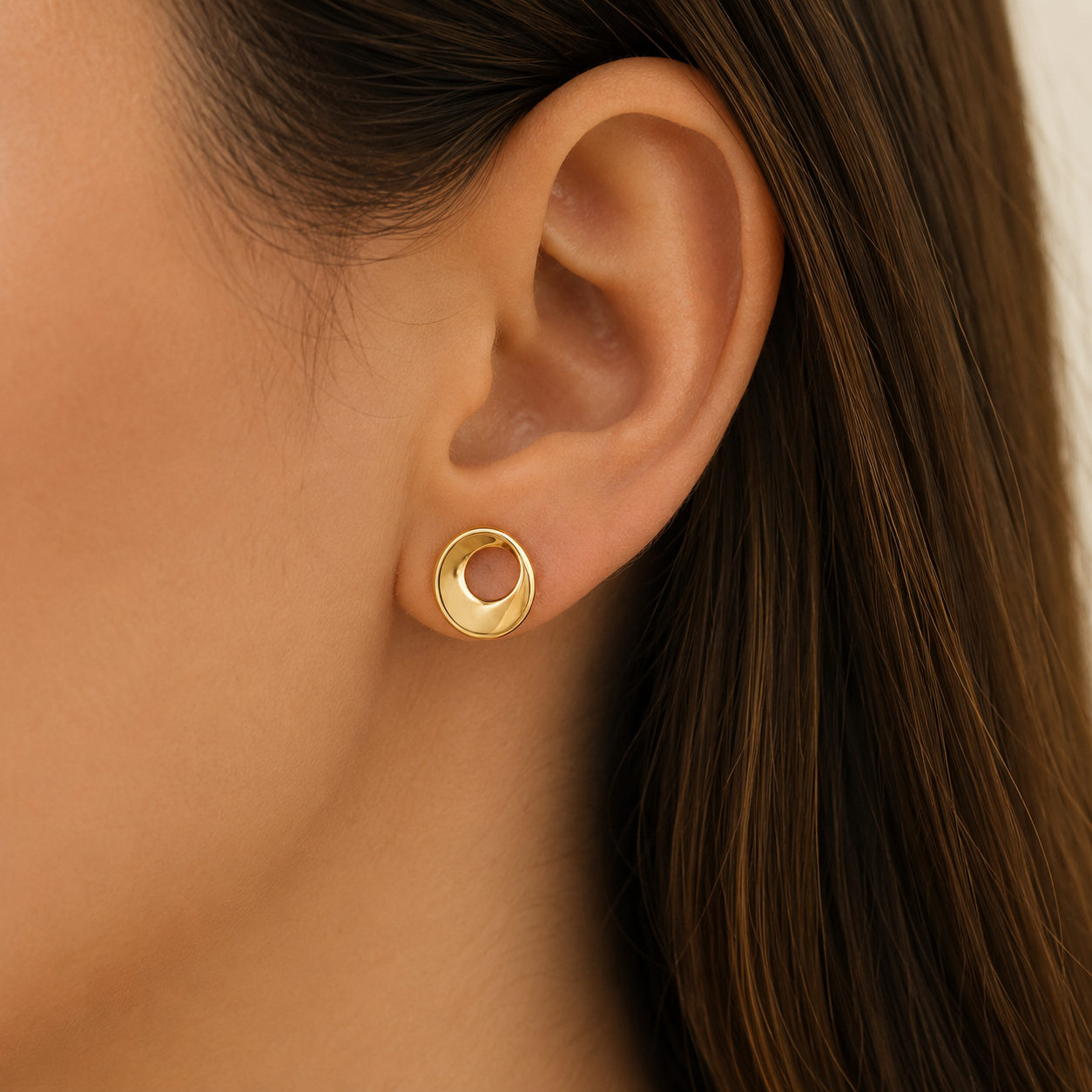 Brinco Circulo Torcido Orgânico  Banhado a Ouro 18k - 1,1 cm
