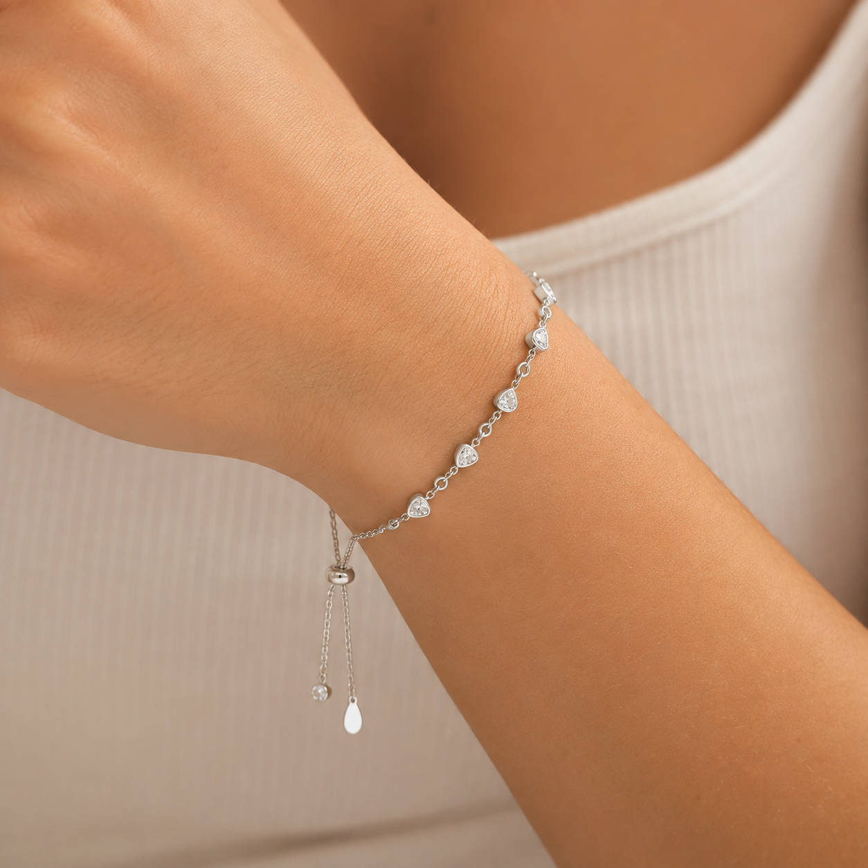 Pulseira Gravatinha com Corações Folheada a Prata com Zircônias