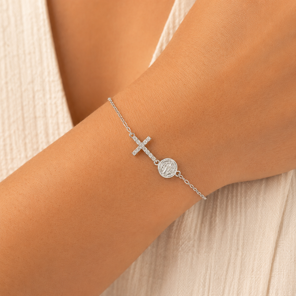 Pulseira Elo Corrente Medalha São Bento e Cruz Cravejada Folheado a Prata com Zircônias - 16,5 cm + 4,5 cm (Alongador)