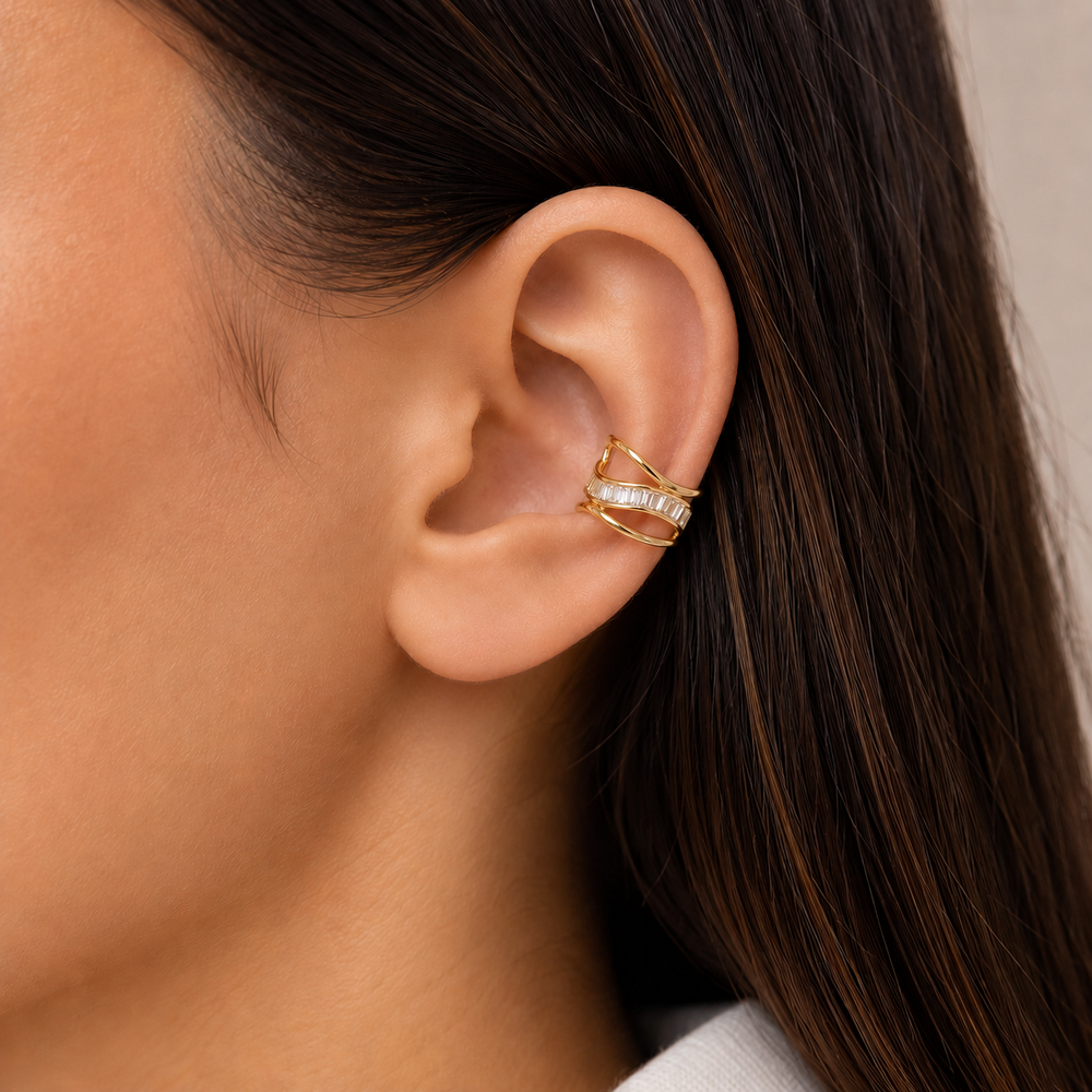 Brinco Cartilagem Piercing Fake Fios Ondulados com Pedras Baguetes Banhado a Ouro 18k com Zircônias - 1,3 cm