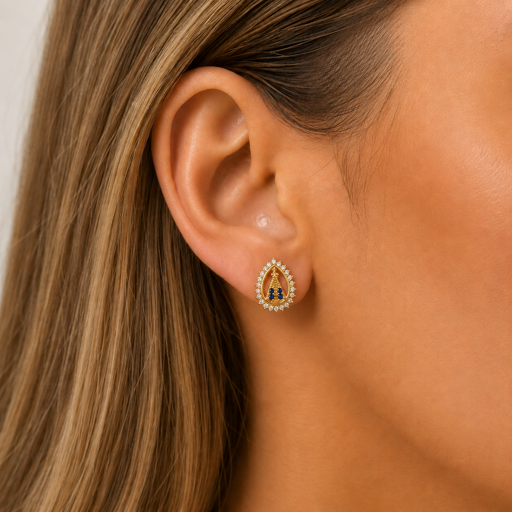 Brinco Gota Nossa Senhora Borda Cravejada Detalhe com Pedras Azuis Banhado a Ouro 18k com Zircônias - 1,2 cm