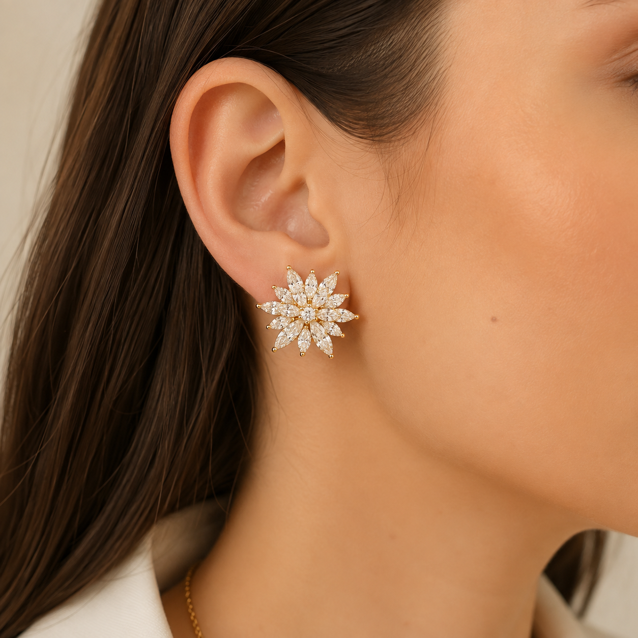 Brinco Flor de Lotus em Pedra Banhada a Ouro 18k com Zircônias - 2cm