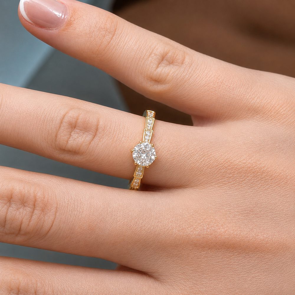 Anel Solitário Aro Estilo Escama Cravejado Banhado a Ouro 18k com Zircônias