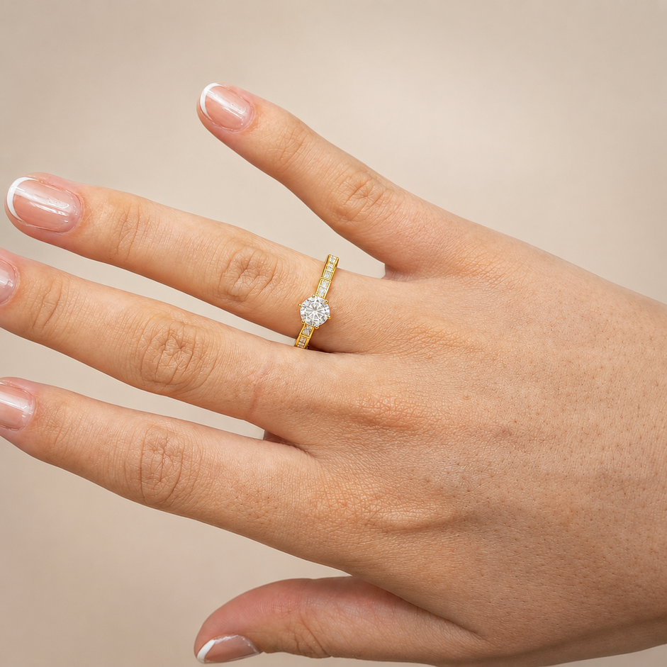 Anel Solitário Aro Estilo Escama Cravejado Banhado a Ouro 18k com Zircônias - Tam. 20