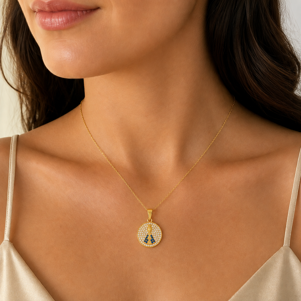 Pingente Medalha Cravejada Nossa Senhora com Pedras Azuis Banhada a Ouro 18kcom Zircônias - 1,6cm