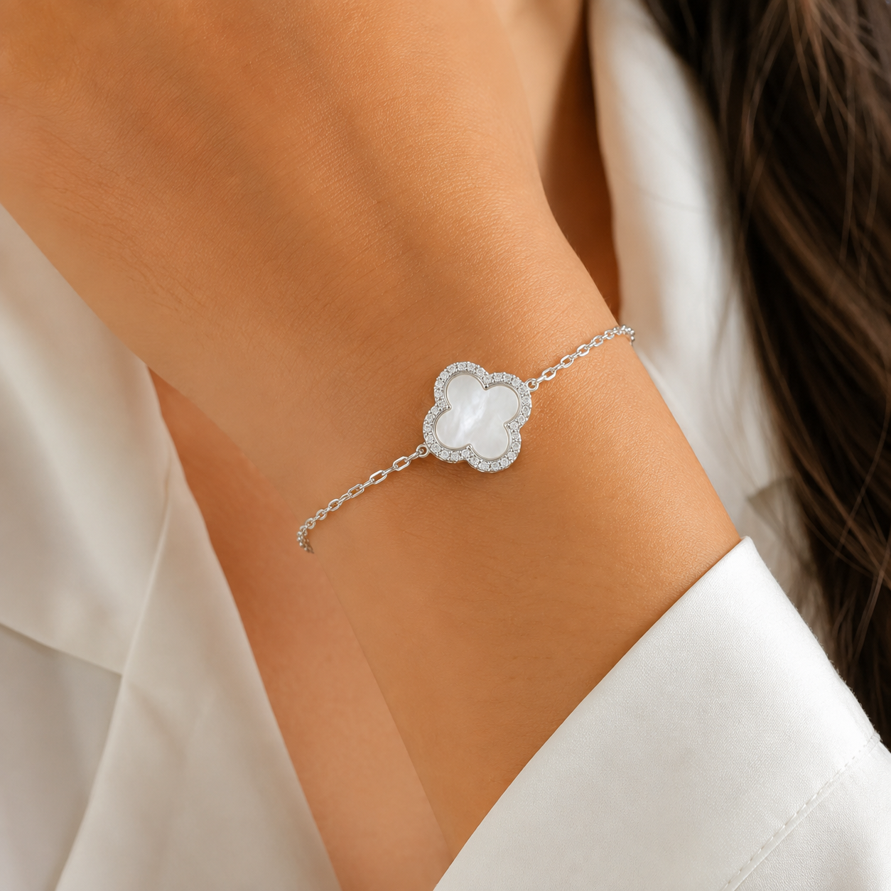 Pulseira Trevo Madrepérola com Borda Cravejada Prata 925 com Zircônias - 15,5 cm + 3 cm (Alongador)