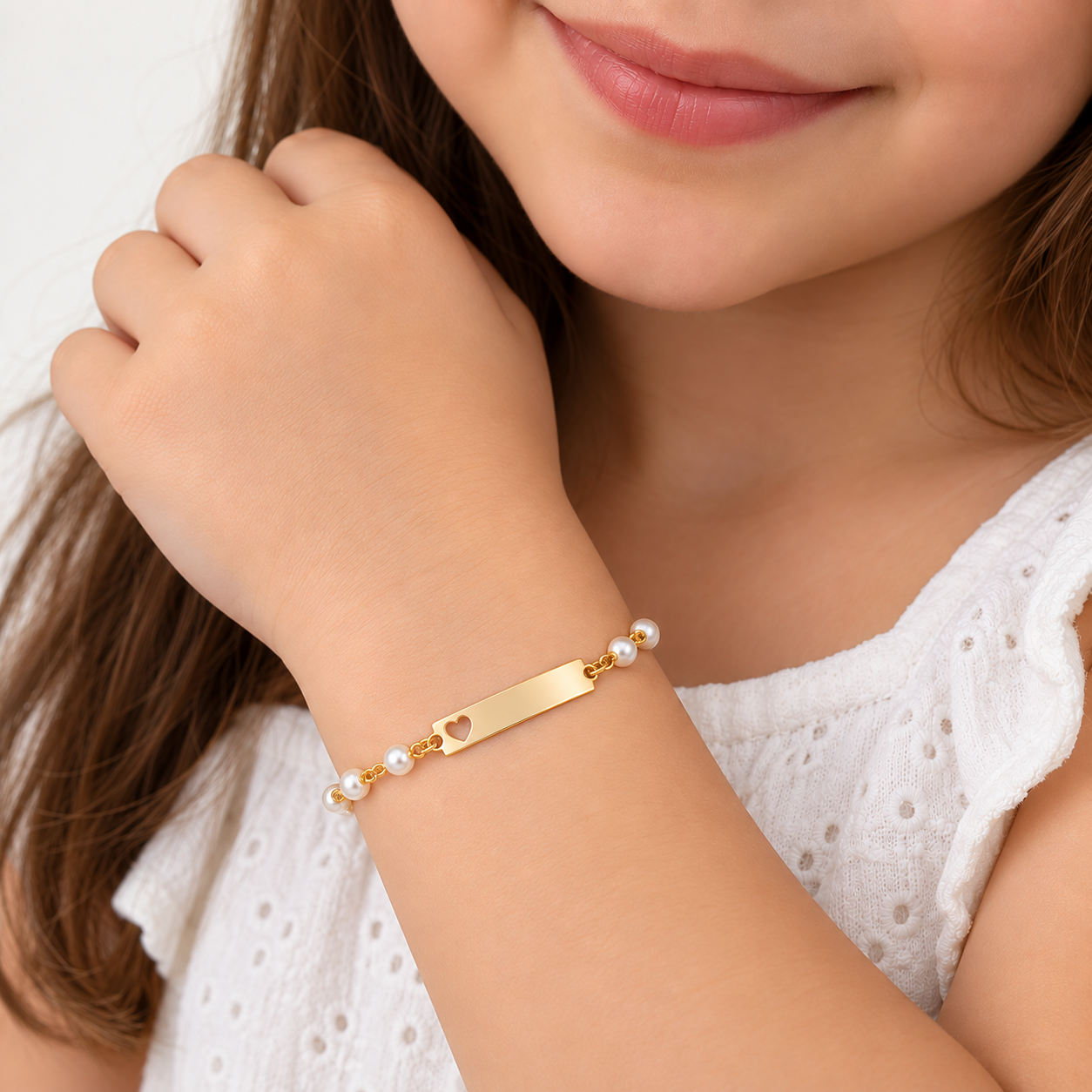 Pulseira Infantil Chapa com Coração Vazado e Perolas Banhada a Ouro 18k - 11,5 cm + 3 cm (Alongador)