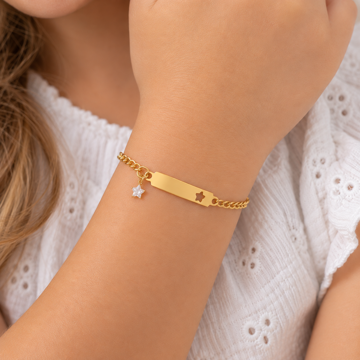 Pulseira Infantil Chapa Estrela Vazada e Estrela em Pedra Banhada a Ouro 18k com Zircônia - 11,5 cm + 3 cm (Alongador)