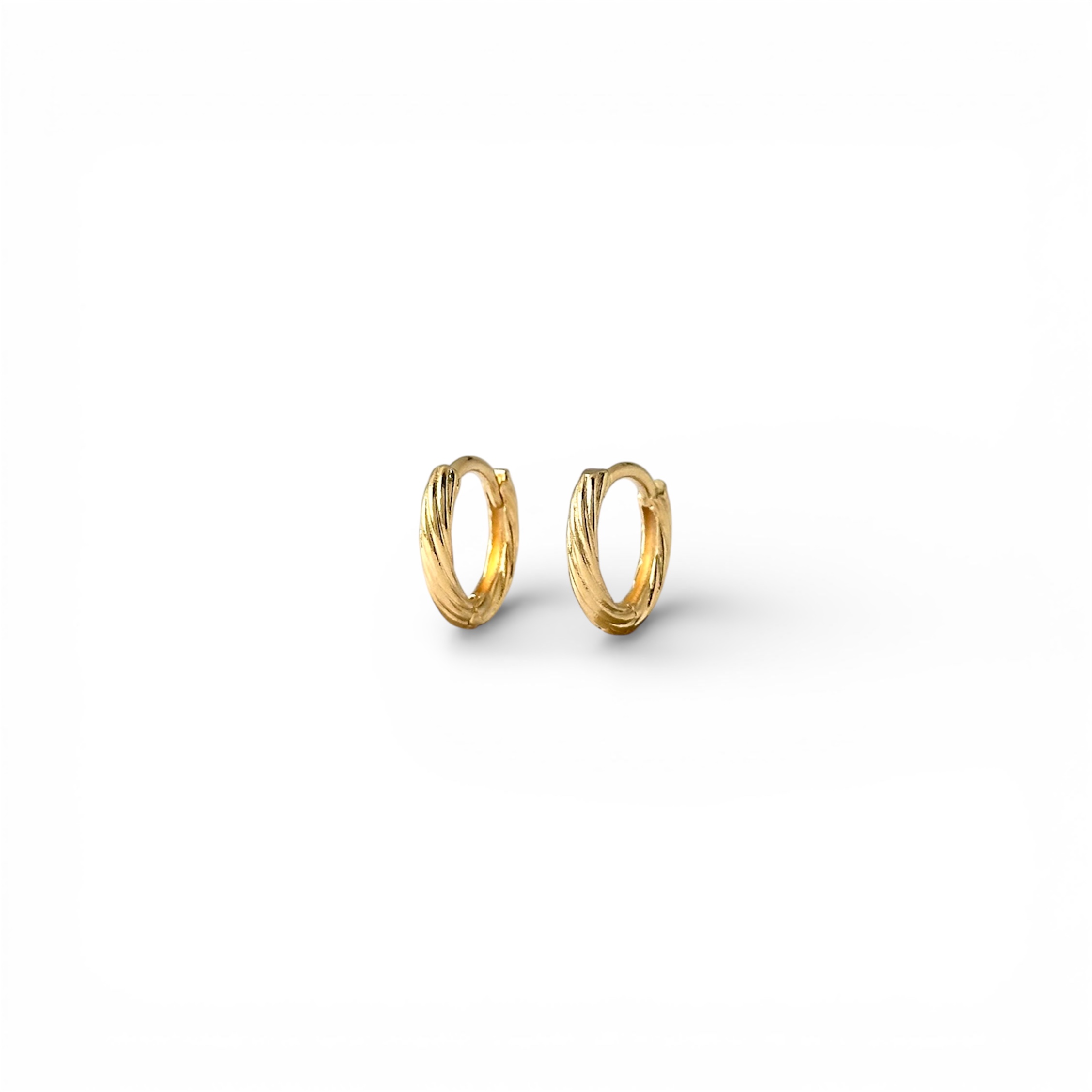 Brinco Argola Torcida Banhado a Ouro 18k - 1,0cm