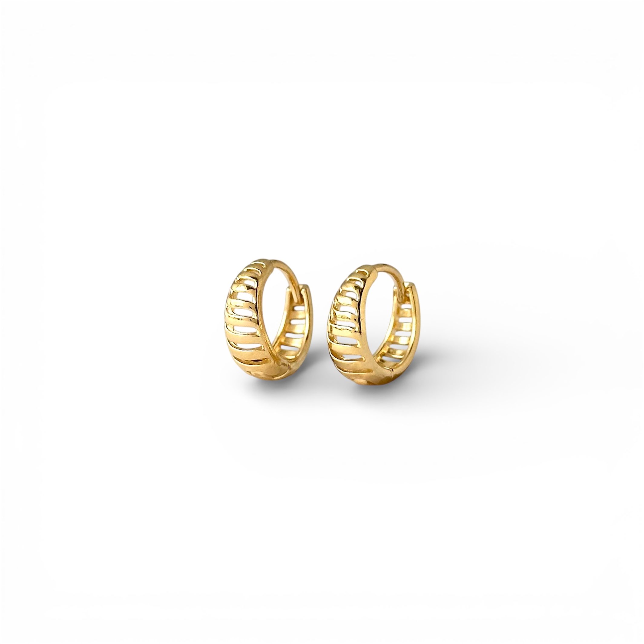 Brinco Argola Vazada Trabalhada Banhado a Ouro 18k - 1,0cm