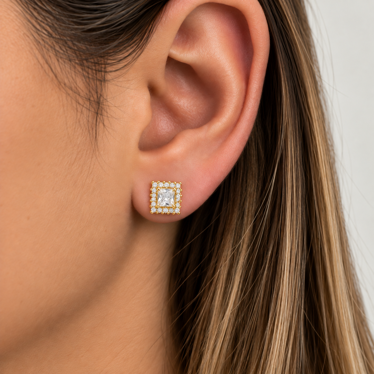 Brinco Quadrado Borda Cravejada Banhado a Ouro 18k com Zircônias - 9 mm