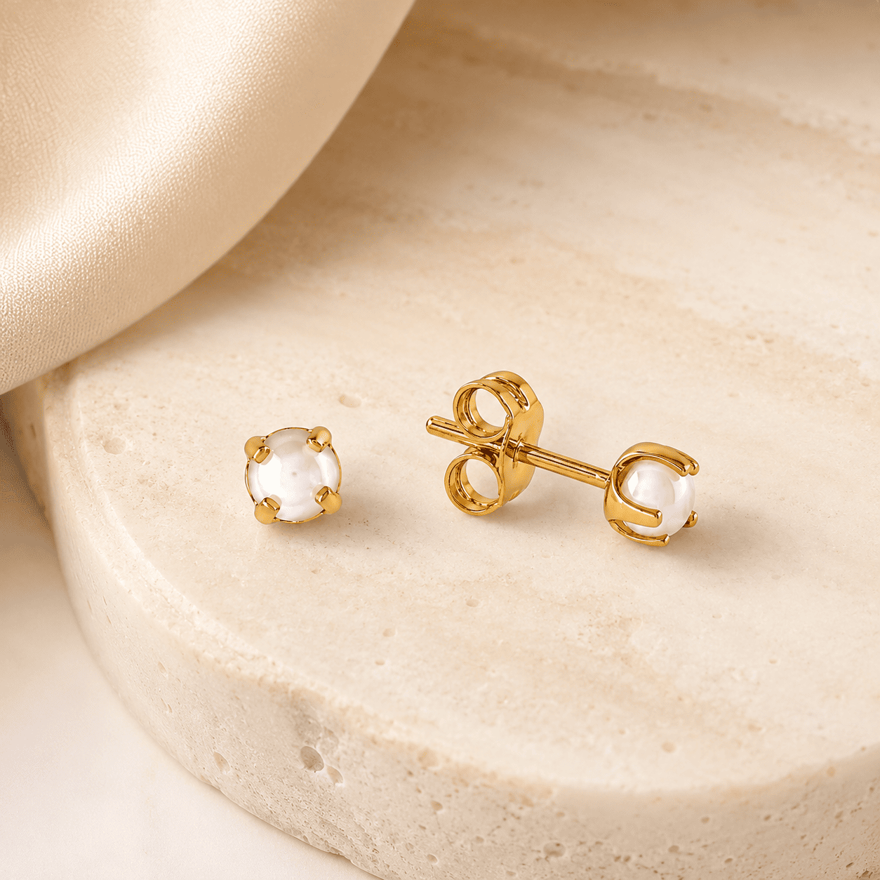 Brinco Pérola Infantil e Adulto Banhado a Ouro 18k com Detalhe - 4mm