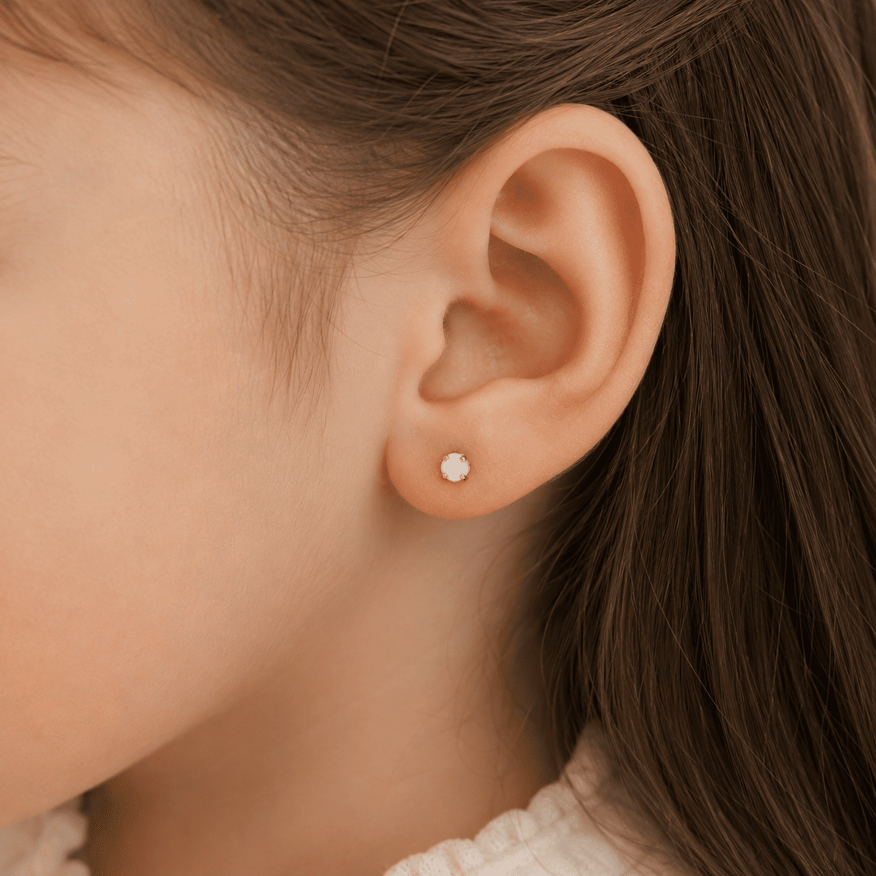 Brinco Pérola Infantil e Adulto Banhado a Ouro 18k com Detalhe - 4mm