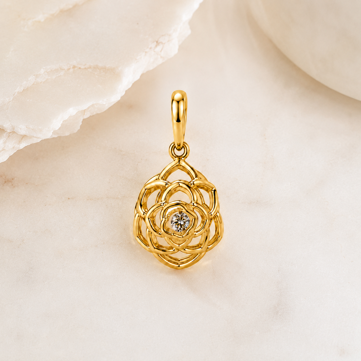Pingente Flor Vazada com Pedra Banhado a Ouro 18k com Zircônia