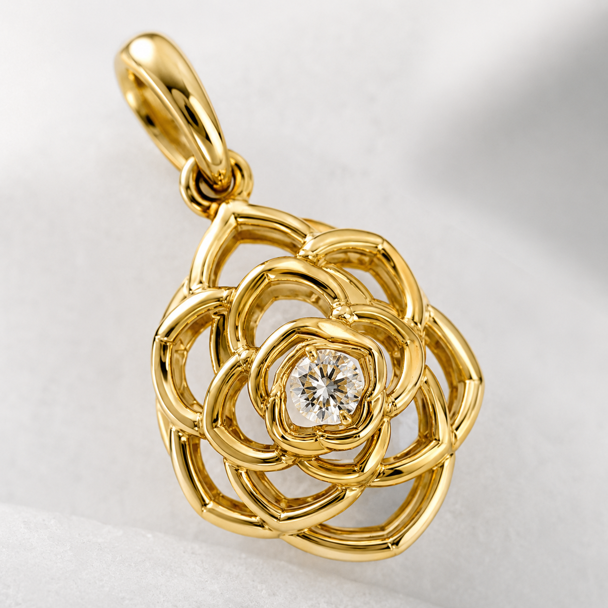 Pingente Flor Vazada com Pedra Banhado a Ouro 18k com Zircônia