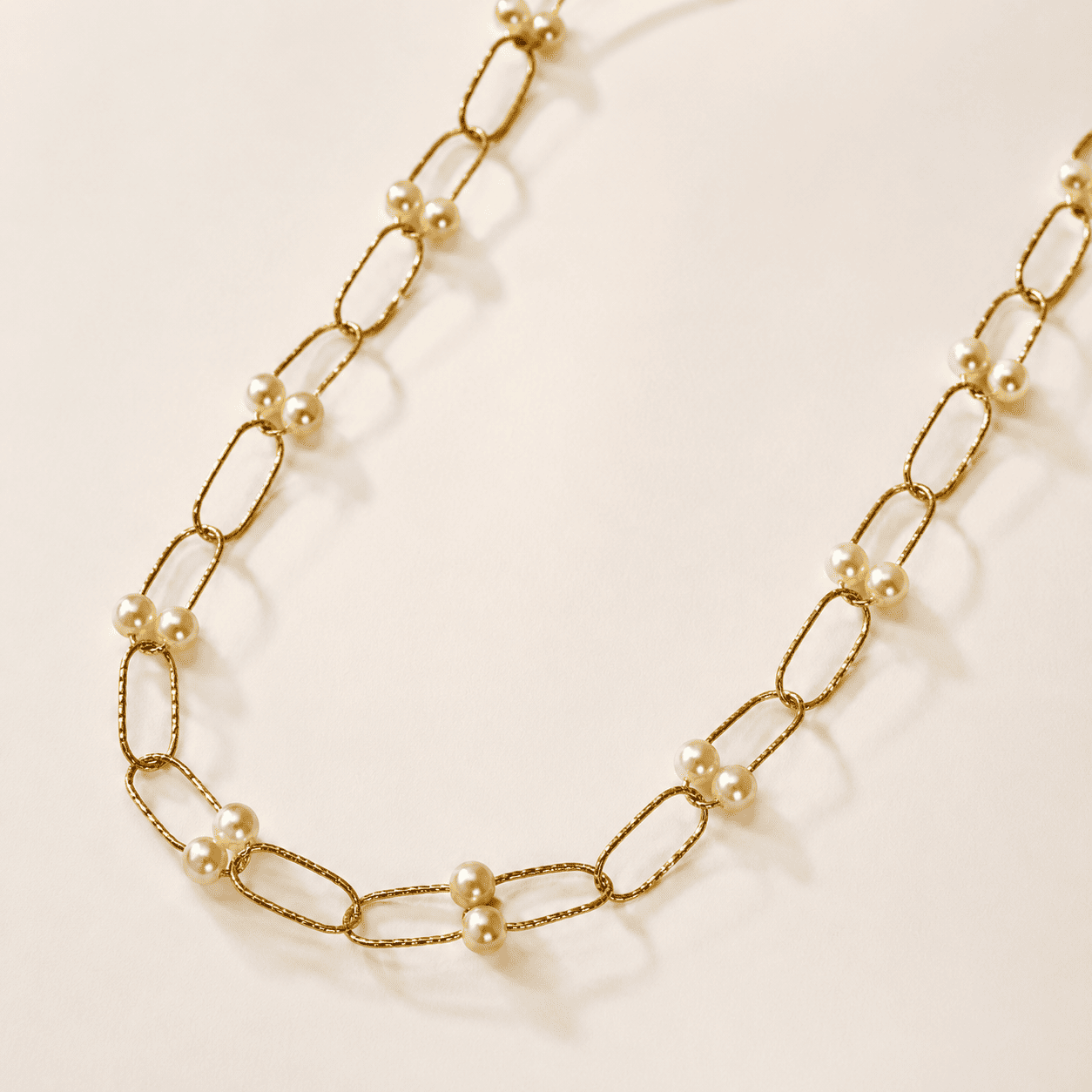 Colar Choker Elos e Pérolas Banhado a Ouro 18k - 38cm + 10cm (alongador)