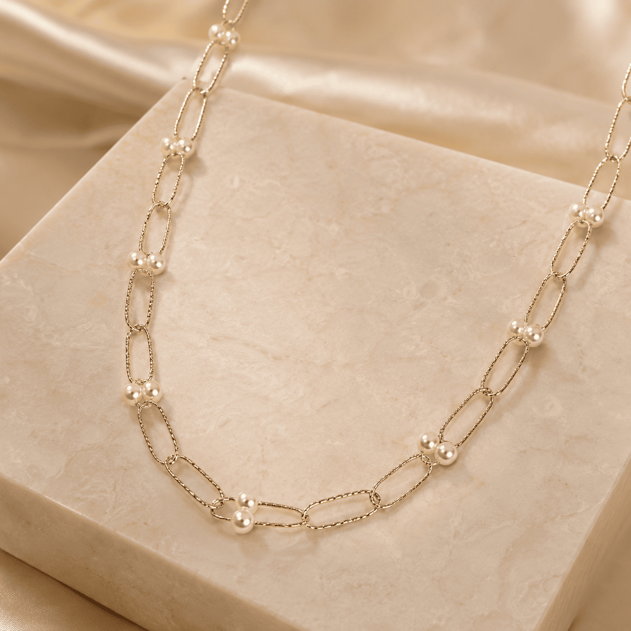 Colar Choker Elos e Pérolas Banhado a Ouro 18k - 38cm + 10cm (alongador)