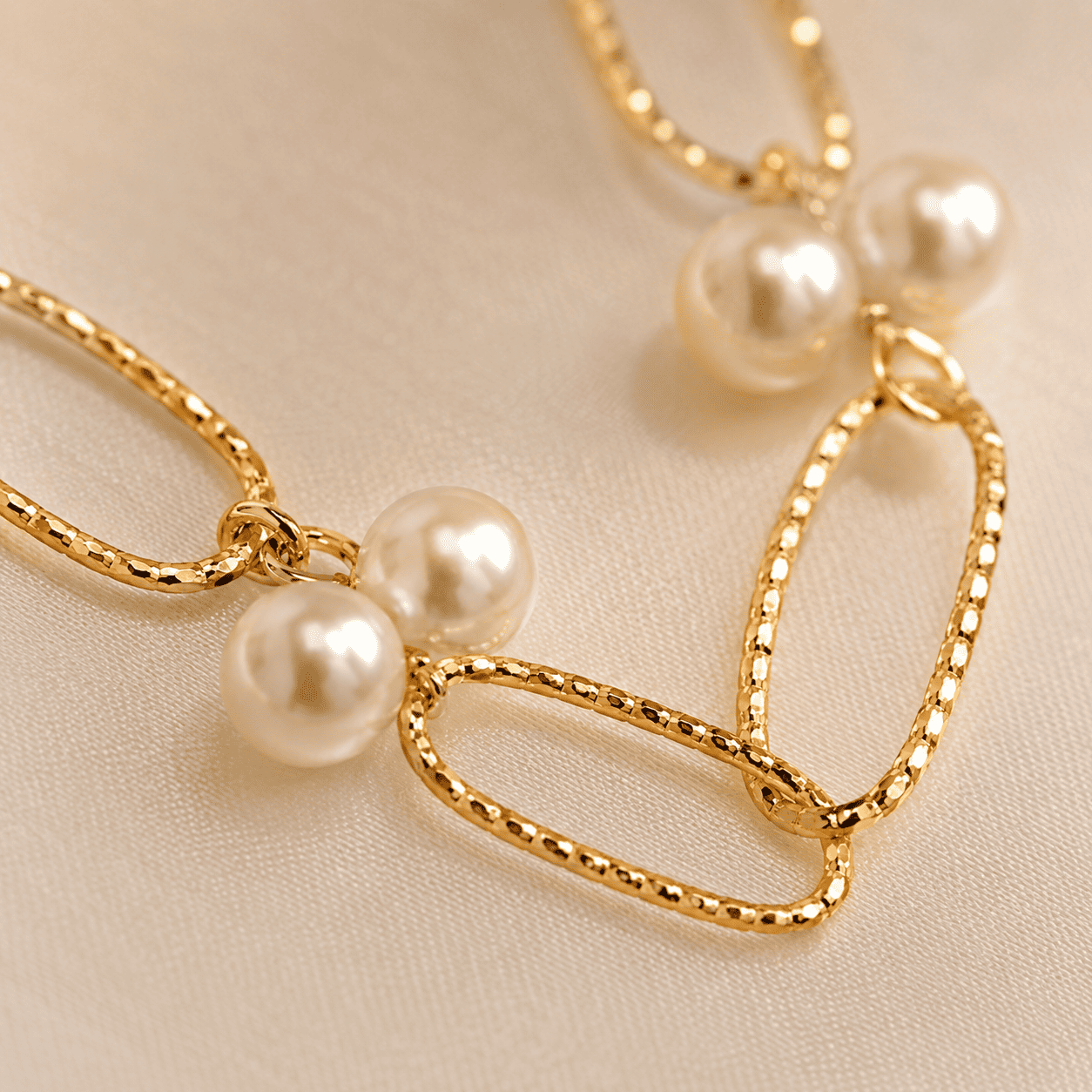 Colar Choker Elos e Pérolas Banhado a Ouro 18k - 38cm + 10cm (alongador)