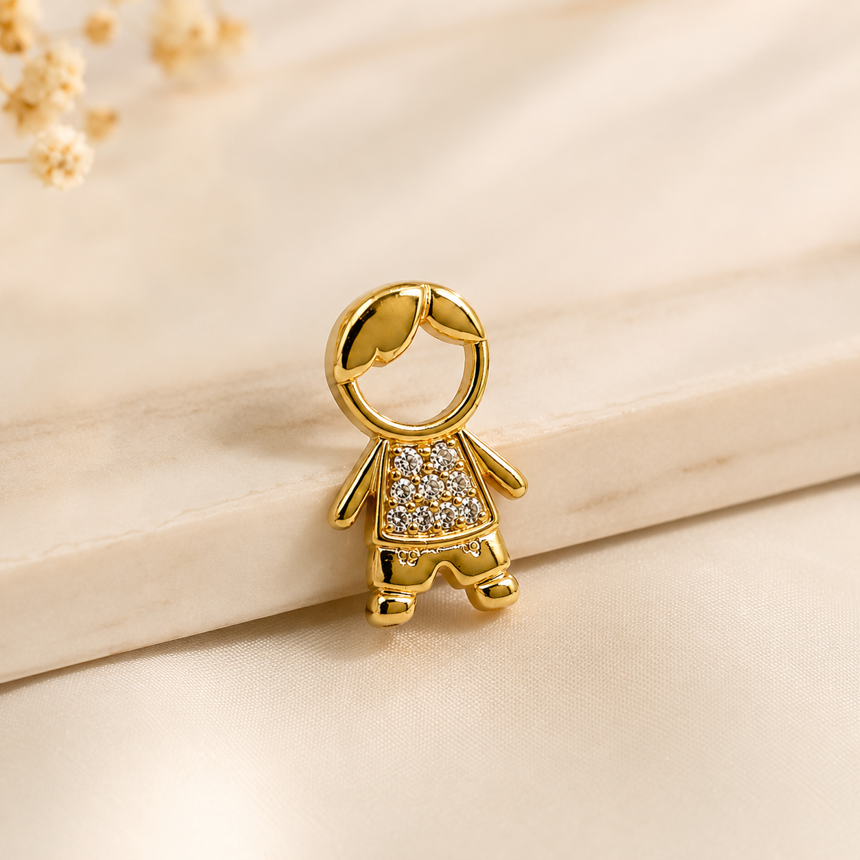 Pingente Menino Roupa Cravejada Banhado a Ouro 18k Passante com Zircônias