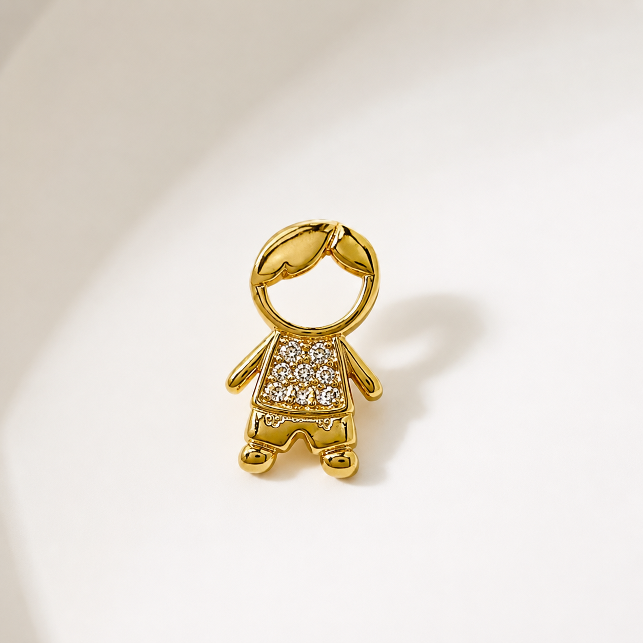 Pingente Menino Roupa Cravejada Banhado a Ouro 18k Passante com Zircônias