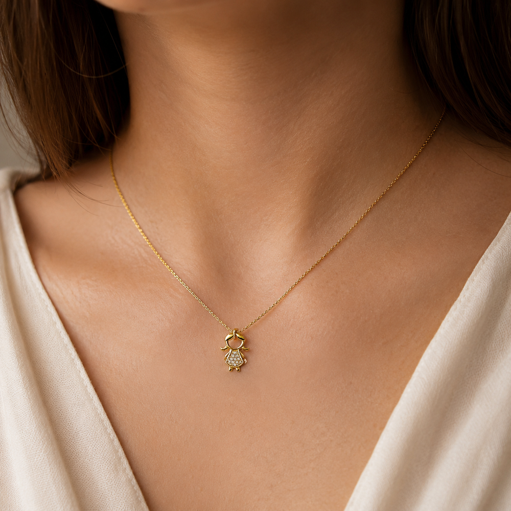 Pingente Menina Roupa Cravejada Banhado a Ouro 18k Passante com Zircônias