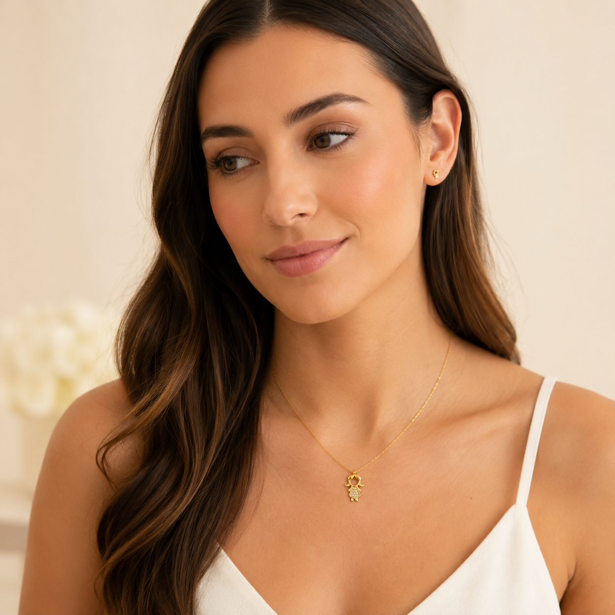 Pingente Menina Roupa Cravejada Banhado a Ouro 18k Passante com Zircônias