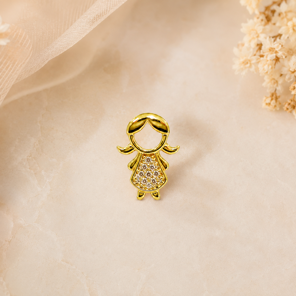 Pingente Menina Roupa Cravejada Banhado a Ouro 18k Passante com Zircônias