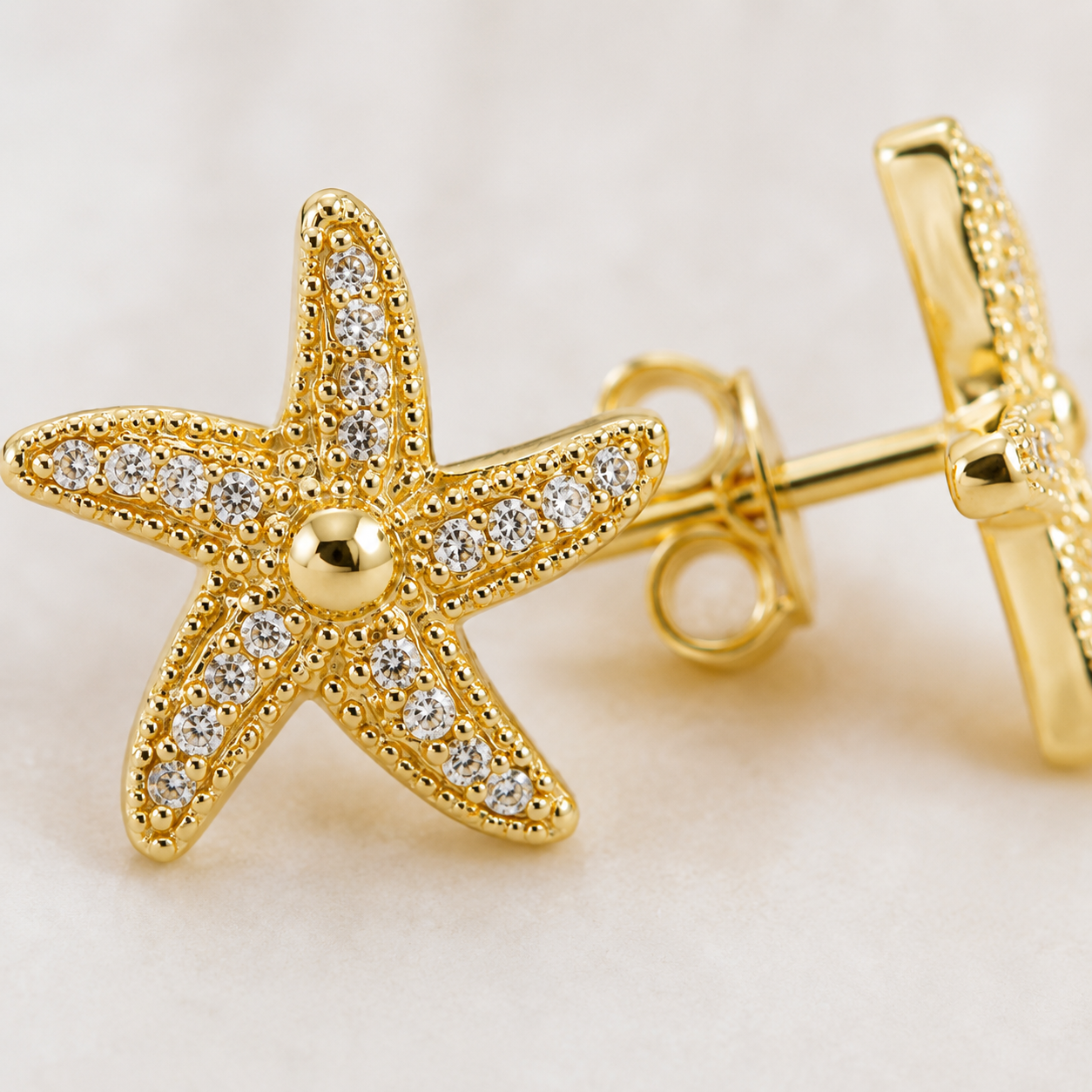 Brinco Estrela do Mar Cravejado Banhado a Ouro 18k com Zircônias