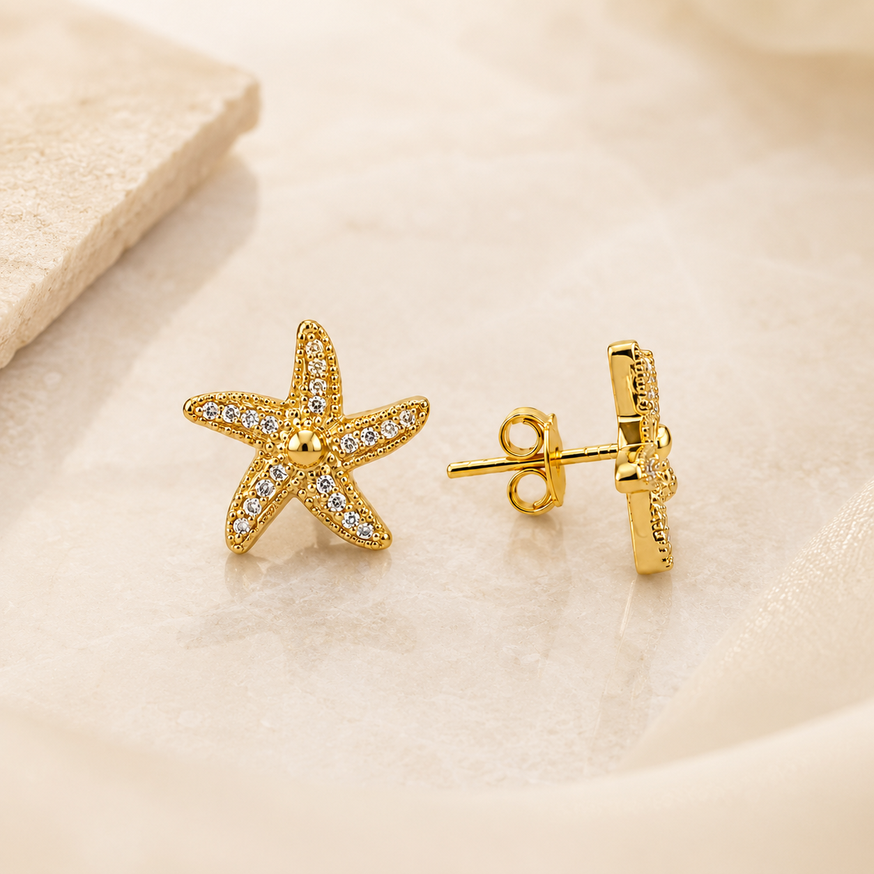 Brinco Estrela do Mar Cravejado Banhado a Ouro 18k com Zircônias