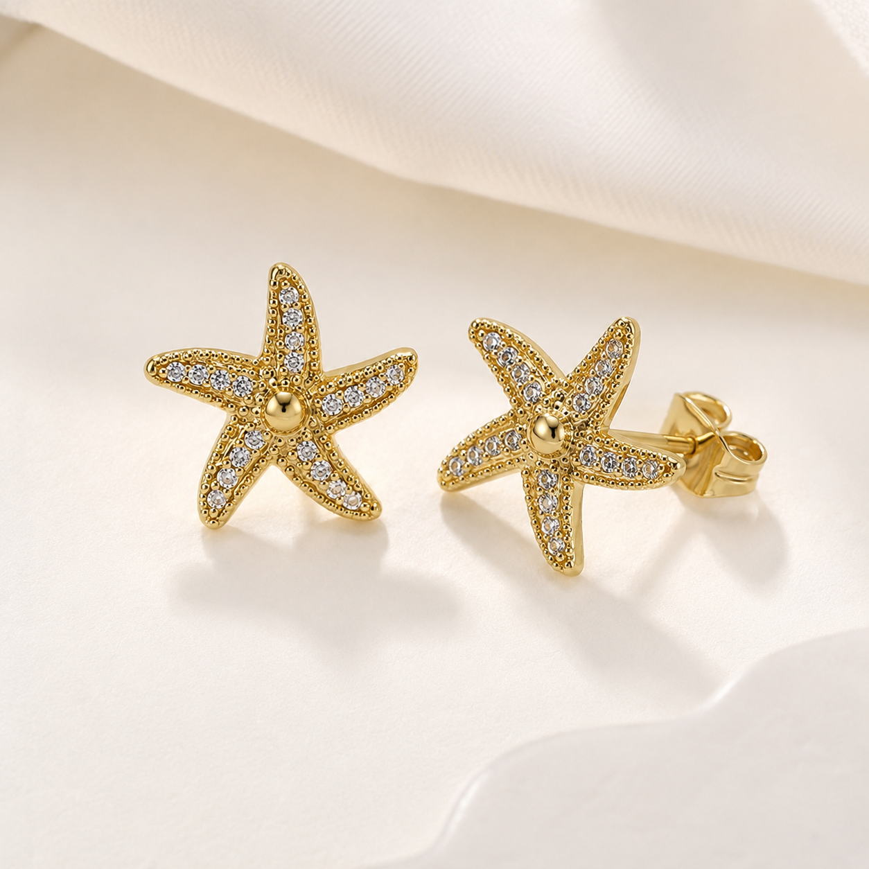 Brinco Estrela do Mar Cravejado Banhado a Ouro 18k com Zircônias