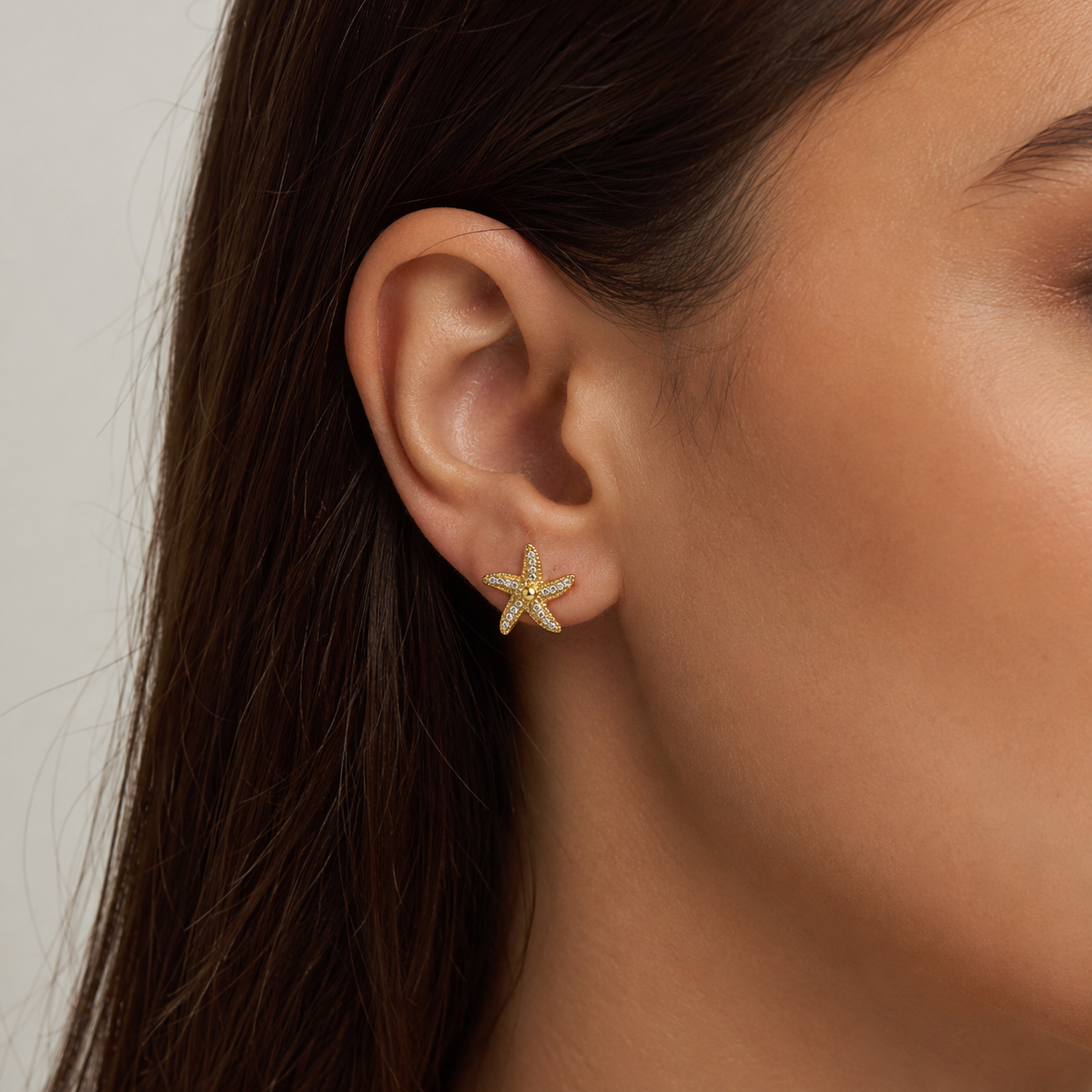 Brinco Estrela do Mar Cravejado Banhado a Ouro 18k com Zircônias