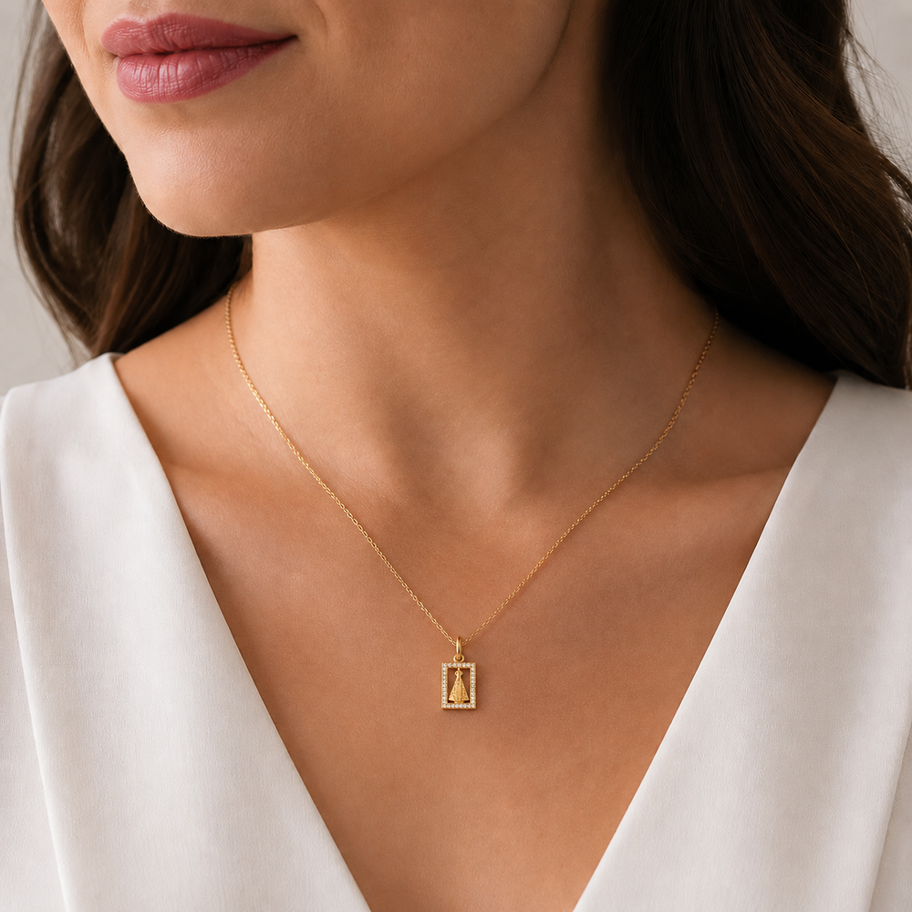 Pingente Nossa Senhora com Moldura Cravejada Banhado a Ouro 18k com Zircônias