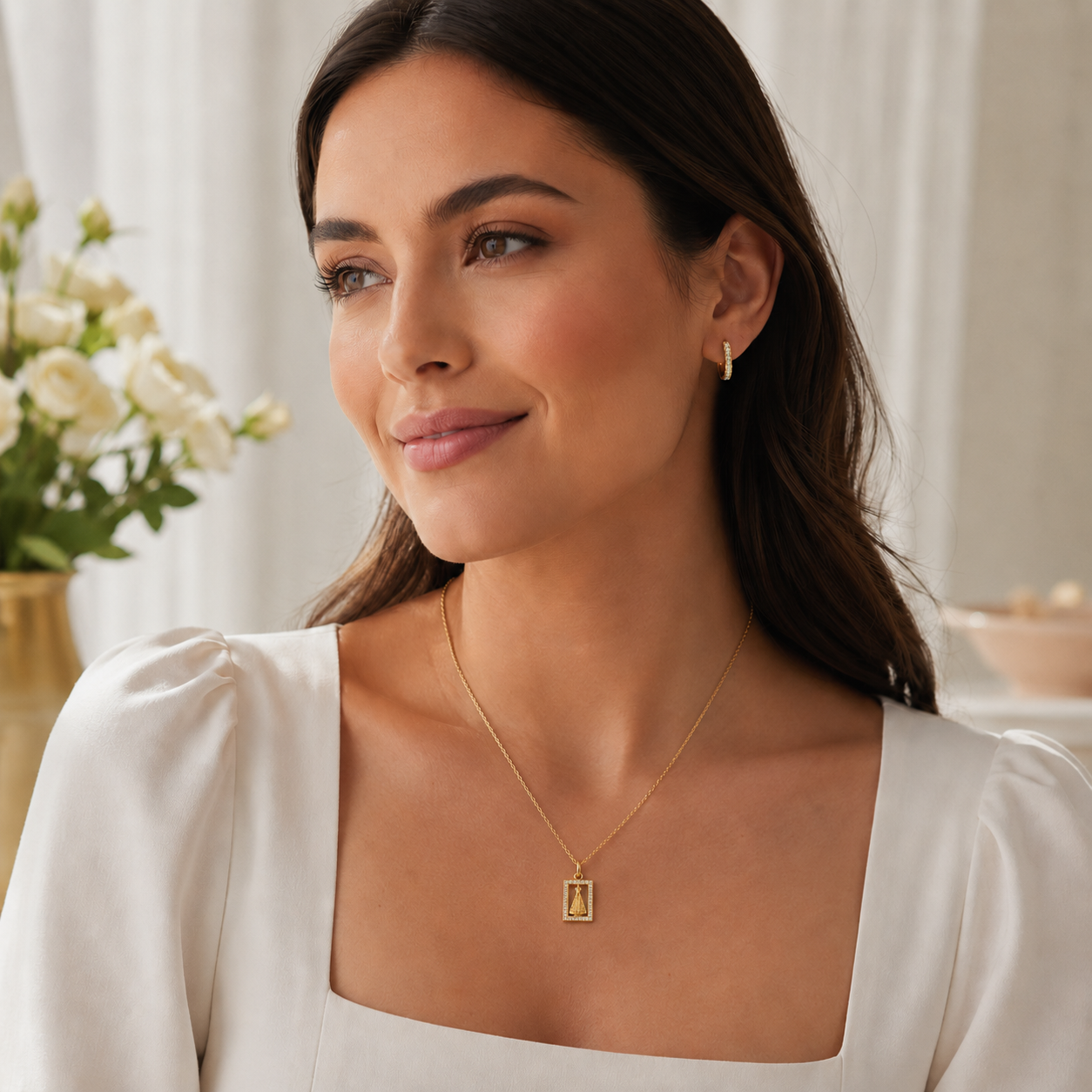 Pingente Nossa Senhora com Moldura Cravejada Banhado a Ouro 18k com Zircônias