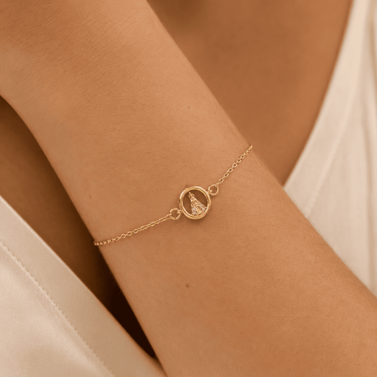 Pulseira Nossa Senhora com Medalha Redonda Banhada a Ouro 18k com Zircônias - 17cm + 5cm (alongador)
