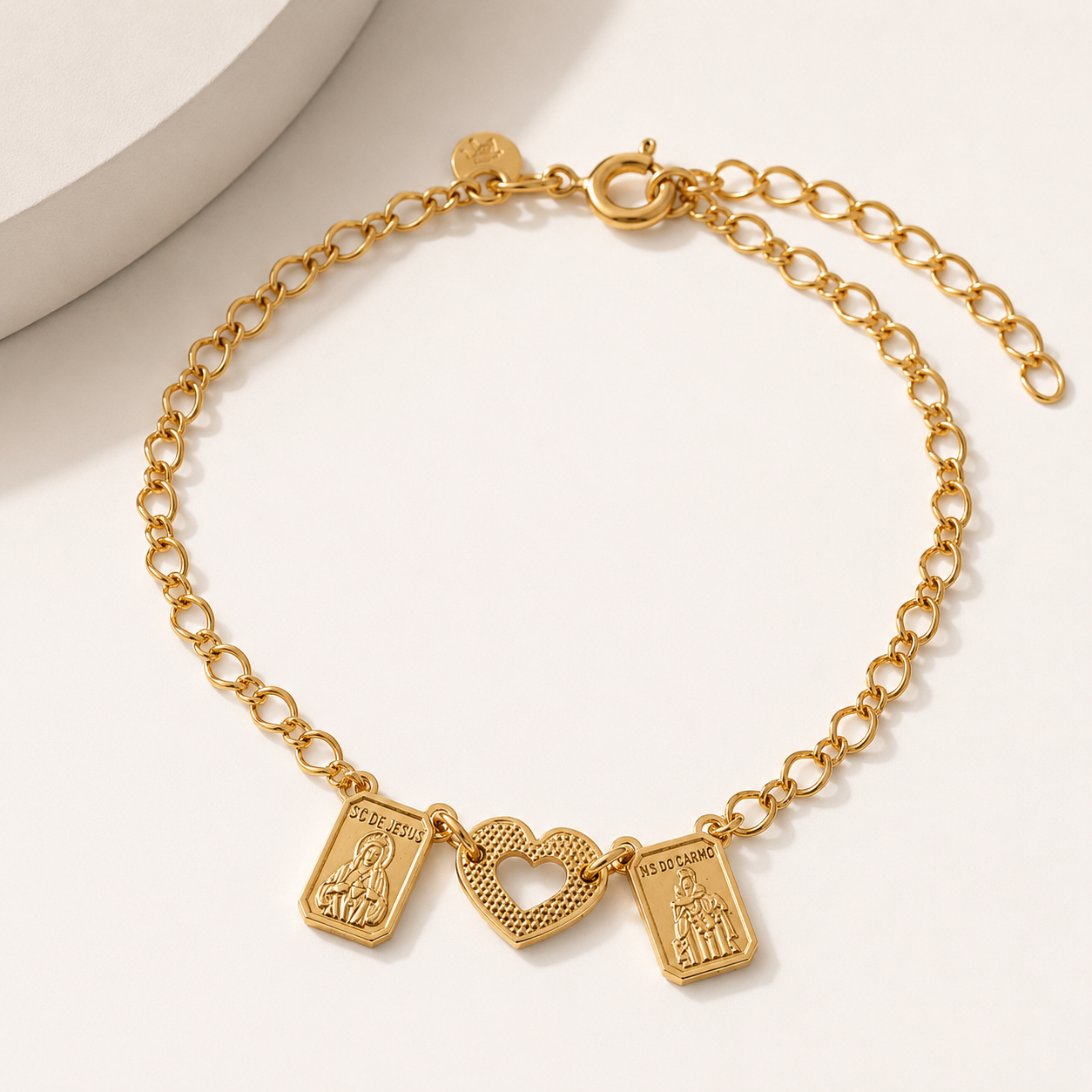 Pulseira Escapulário Sagrado Coração de Jesus e Nossa Senhora do Carmo com Coração Vazado Banhada a Ouro 18k
