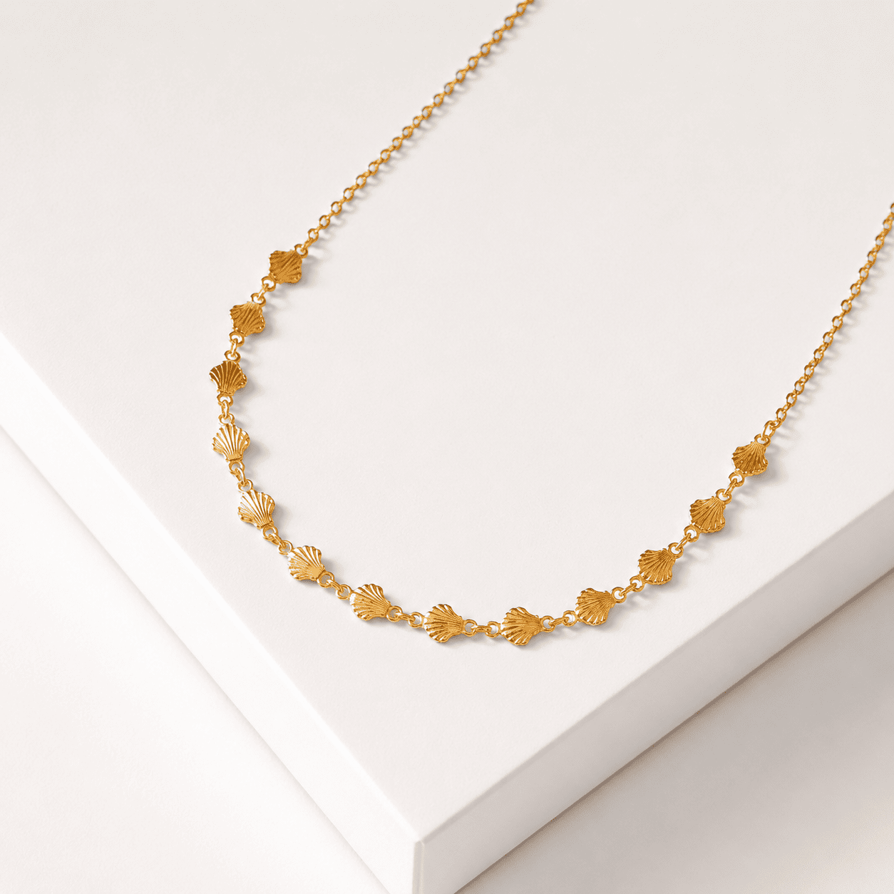 Colar Choker Conchinhas Banhado a Ouro 18k - 38cm + 10,5cm (alongador)