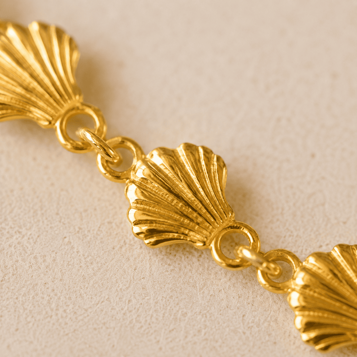 Colar Choker Conchinhas Banhado a Ouro 18k - 38cm + 10,5cm (alongador)
