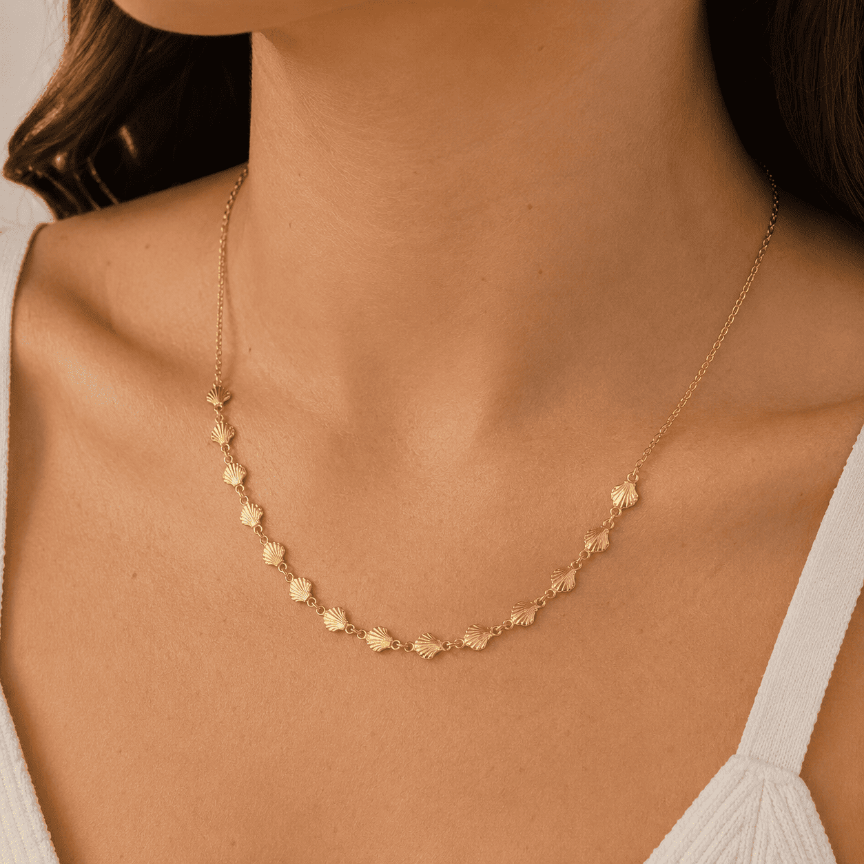 Colar Choker Conchinhas Banhado a Ouro 18k - 38cm + 10,5cm (alongador)