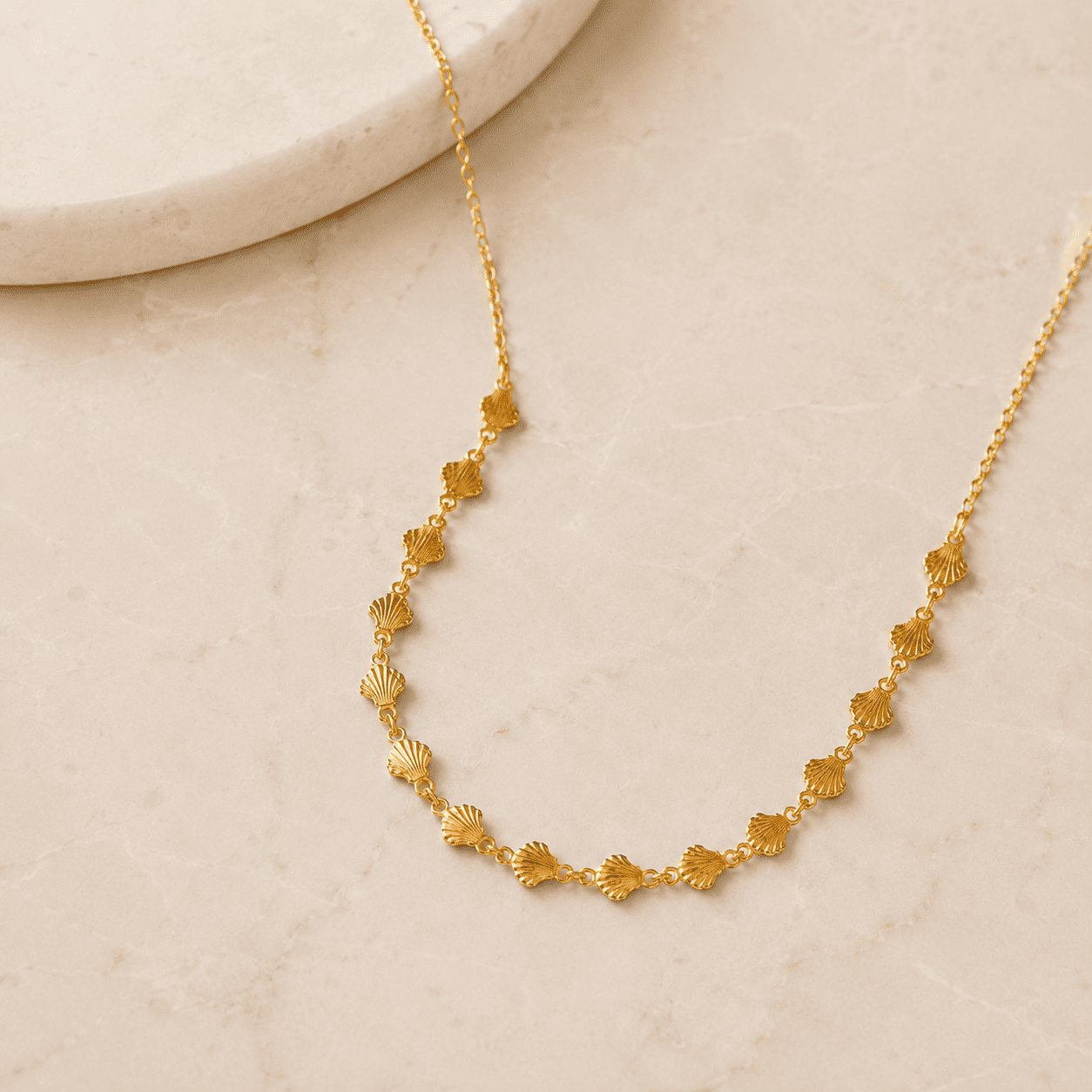 Colar Choker Conchinhas Banhado a Ouro 18k - 38cm + 10,5cm (alongador)