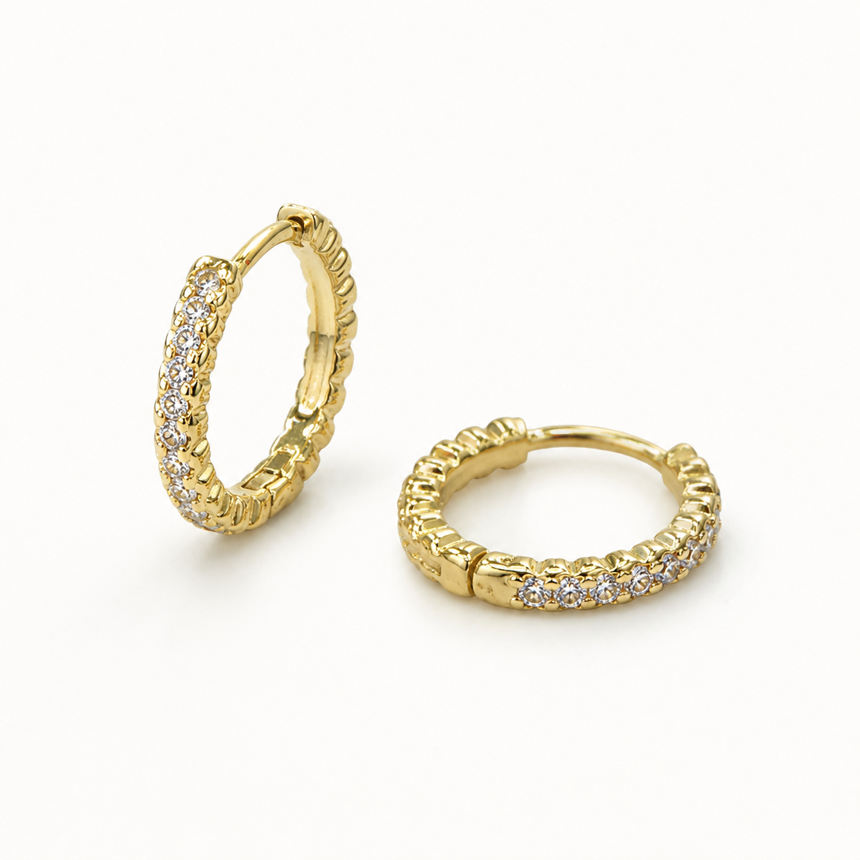 Brinco Argola 1 Linha de Zircônias Banhado a Ouro 18k com Zircônias