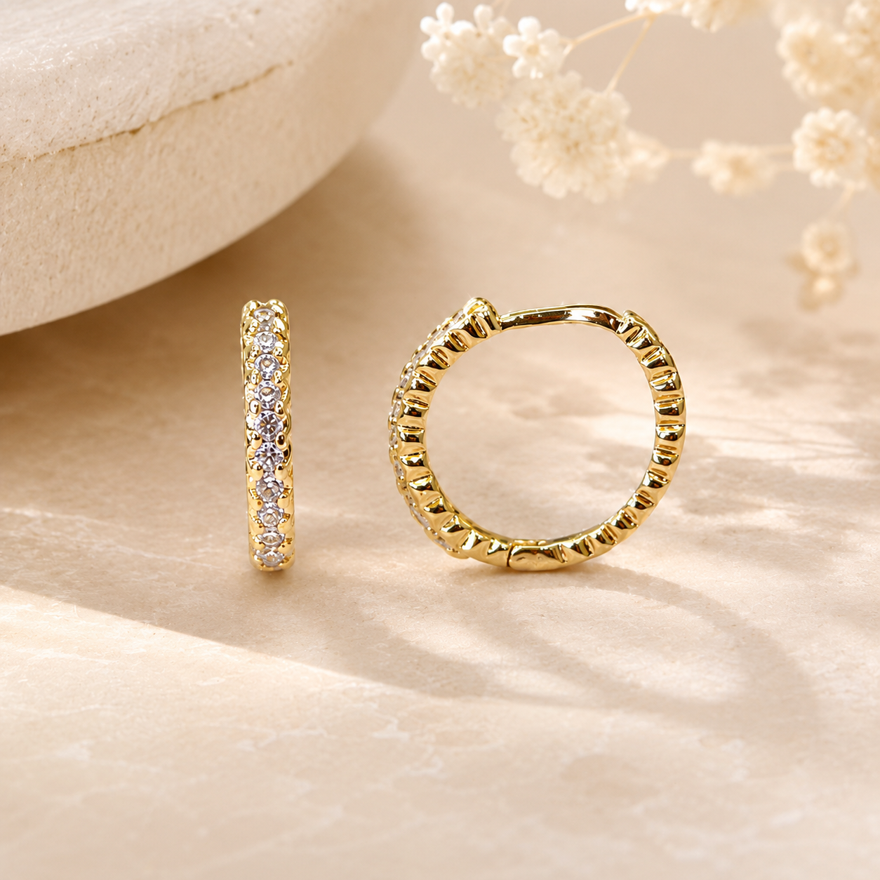 Brinco Argola 1 Linha de Zircônias Banhado a Ouro 18k com Zircônias