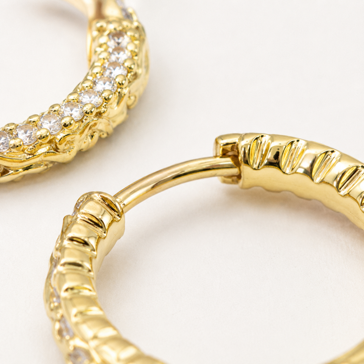 Brinco Argola 1 Linha de Zircônias Banhado a Ouro 18k com Zircônias