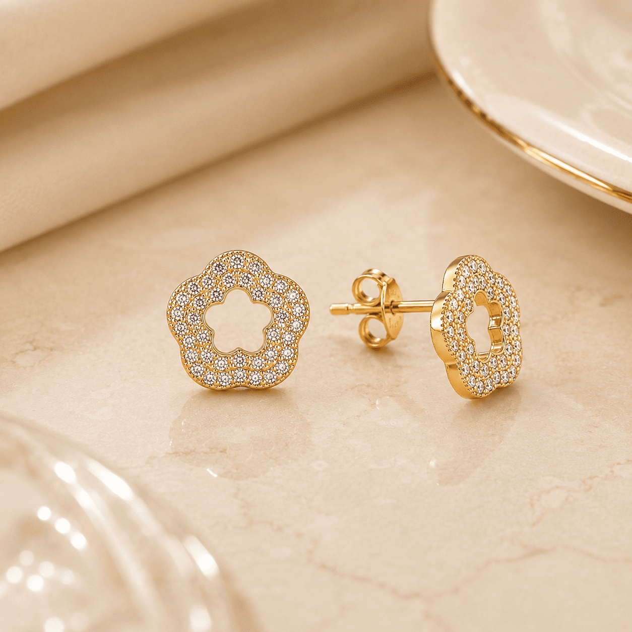 Brinco Flor Vazada Banhado a Ouro 18k com Zircônias - 1,3cm