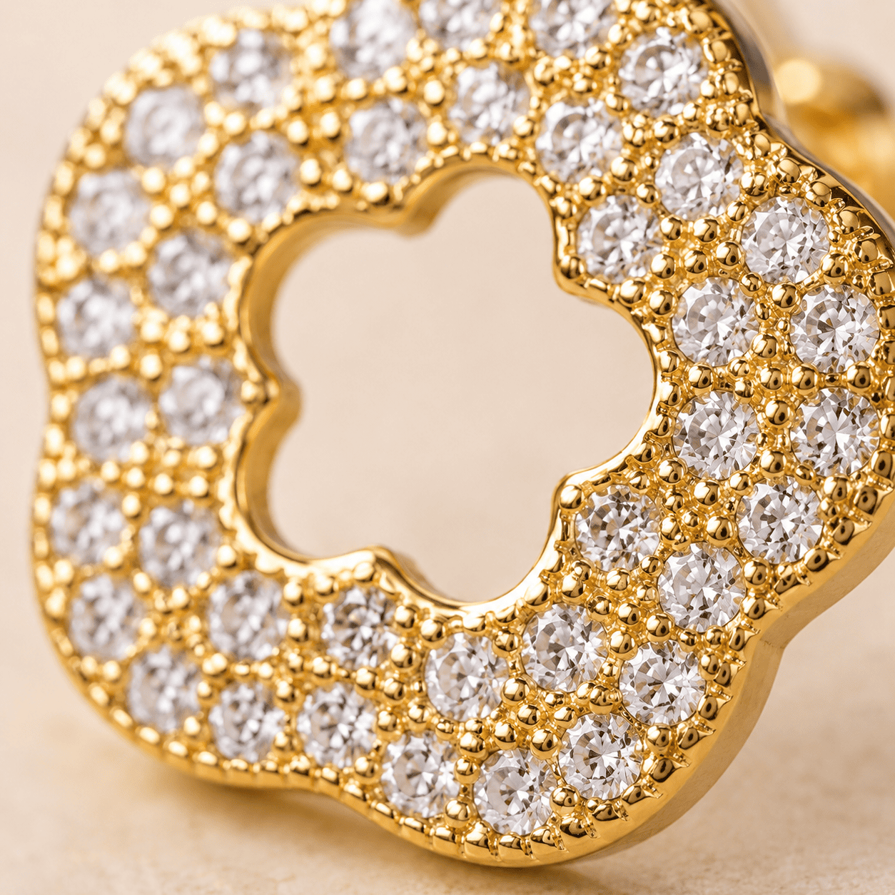 Brinco Flor Vazada Banhado a Ouro 18k com Zircônias - 1,3cm
