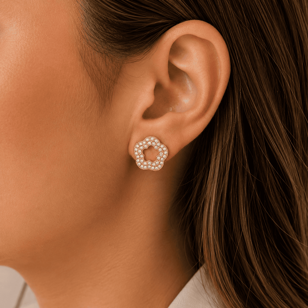 Brinco Flor Vazada Banhado a Ouro 18k com Zircônias - 1,3cm