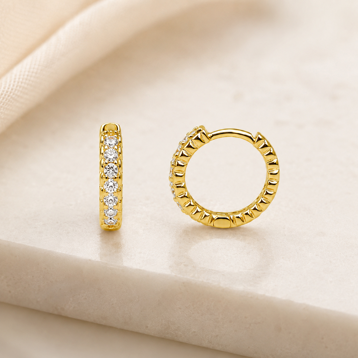 Brinco Argola 1,2cm 1 Linha de Zircônia Banhado a Ouro 18k com Zircônia