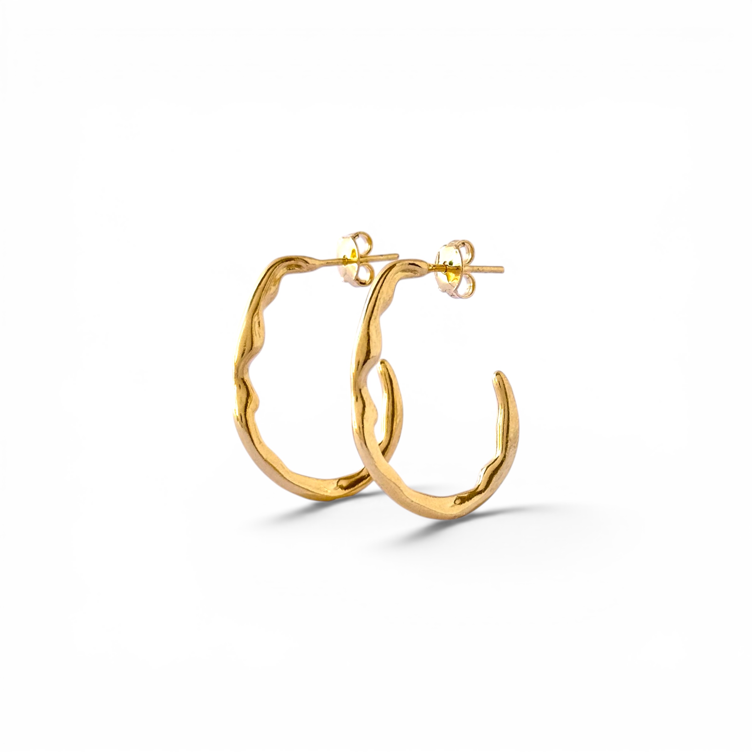 Brinco Argola Aberta Design Orgânico e Torcido Banhado a Ouro 18k - 2,6cm